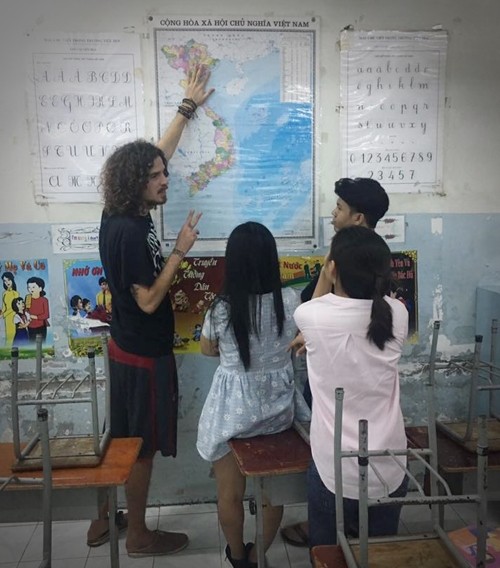 Ba chiêu kiếm tiền phổ biến nhất của khách Tây ở Việt Nam ảnh 1