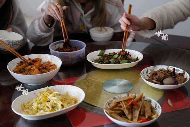 Những cô gái xinh đẹp bạc tóc vì kiếm sống nhờ game ảnh 10