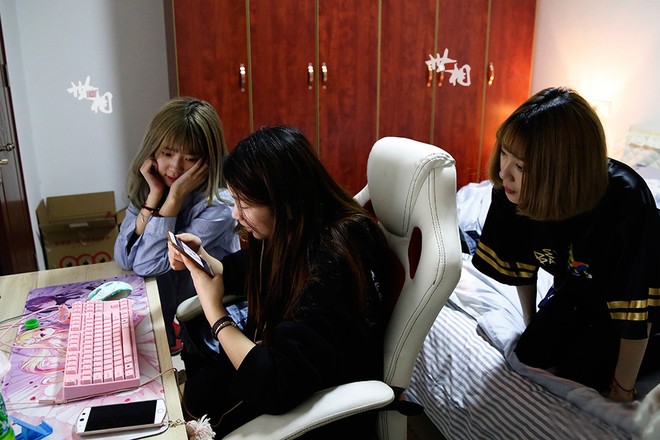 Những cô gái xinh đẹp bạc tóc vì kiếm sống nhờ game ảnh 6