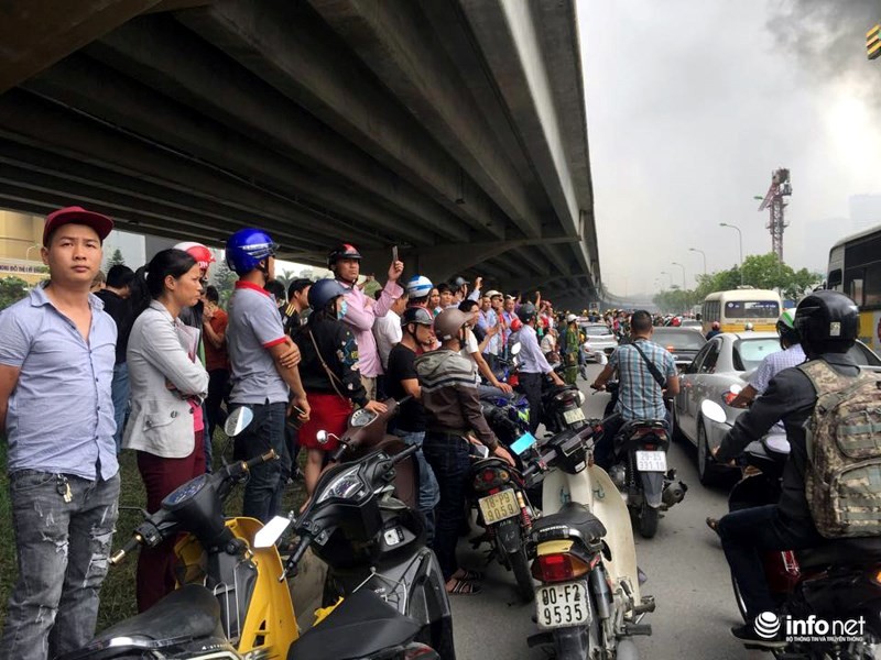 Hà Nội: Cháy lớn trên đường Phạm Hùng, khói bốc cao hàng trăm mét ảnh 11