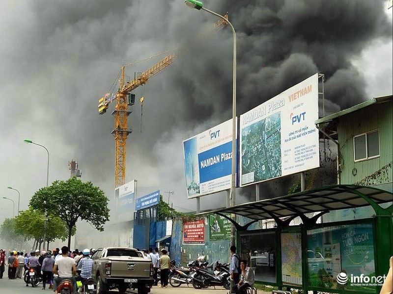 Hà Nội: Cháy lớn trên đường Phạm Hùng, khói bốc cao hàng trăm mét ảnh 3