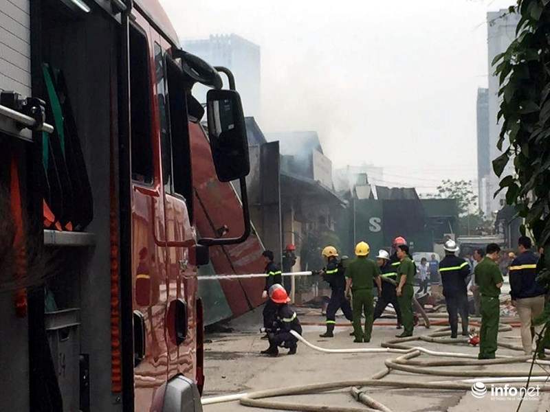 Hà Nội: Cháy lớn trên đường Phạm Hùng, khói bốc cao hàng trăm mét ảnh 9