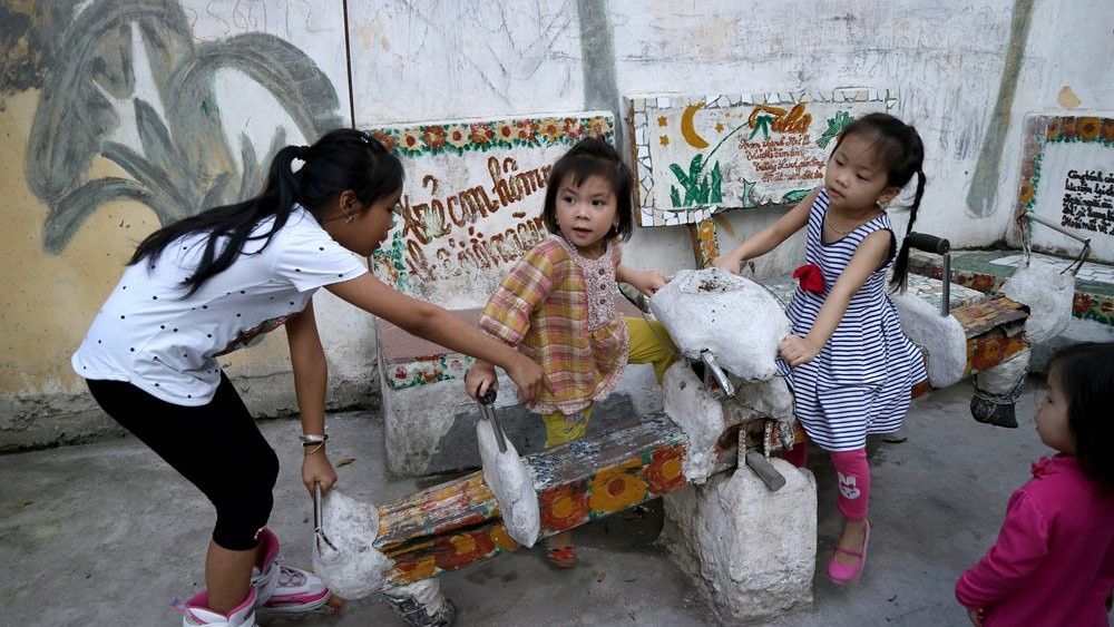 'Làng bích báo' của cụ ông 96 tuổi đẹp lạ giữa Thủ đô ảnh 10
