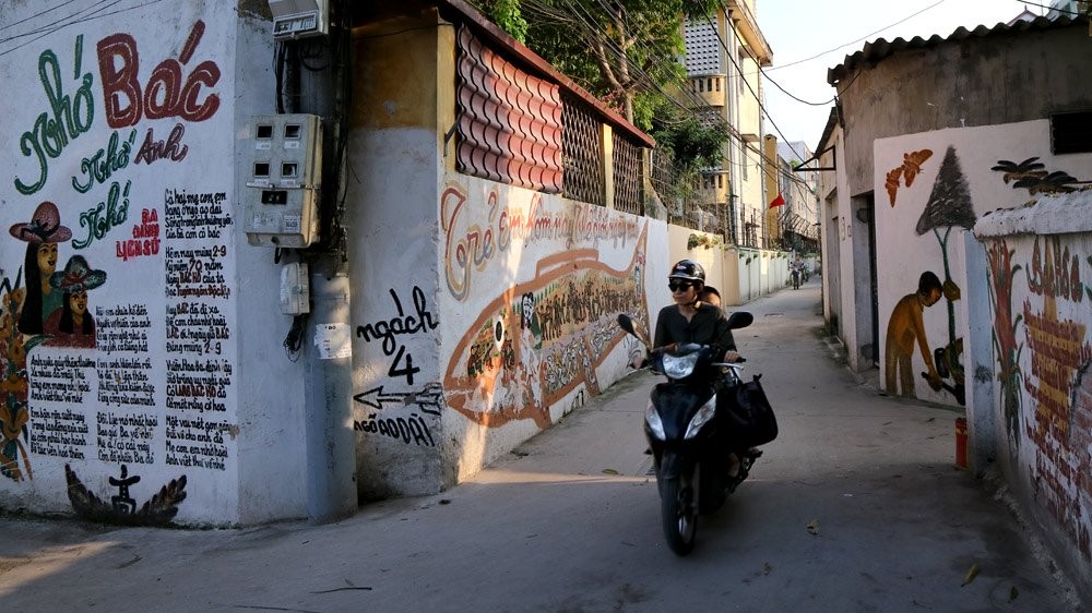 'Làng bích báo' của cụ ông 96 tuổi đẹp lạ giữa Thủ đô ảnh 4