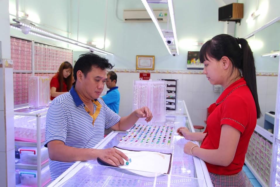Hình ảnh phố chuyên doanh vàng bạc, đá trang sức tại TP.HCM ngày đầu ra mắt ảnh 10 Hình ảnh phố chuyên doanh vàng bạc, đá trang sức tại TP.HCM ngày đầu ra mắt ảnh 10