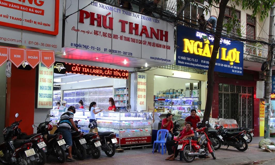 Hình ảnh phố chuyên doanh vàng bạc, đá trang sức tại TP.HCM ngày đầu ra mắt ảnh 2 Hình ảnh phố chuyên doanh vàng bạc, đá trang sức tại TP.HCM ngày đầu ra mắt ảnh 2