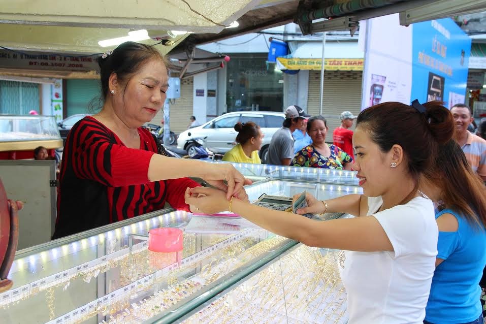 Hình ảnh phố chuyên doanh vàng bạc, đá trang sức tại TP.HCM ngày đầu ra mắt ảnh 3 Hình ảnh phố chuyên doanh vàng bạc, đá trang sức tại TP.HCM ngày đầu ra mắt ảnh 3