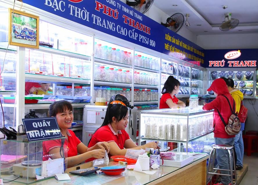 Hình ảnh phố chuyên doanh vàng bạc, đá trang sức tại TP.HCM ngày đầu ra mắt ảnh 5 Hình ảnh phố chuyên doanh vàng bạc, đá trang sức tại TP.HCM ngày đầu ra mắt ảnh 5