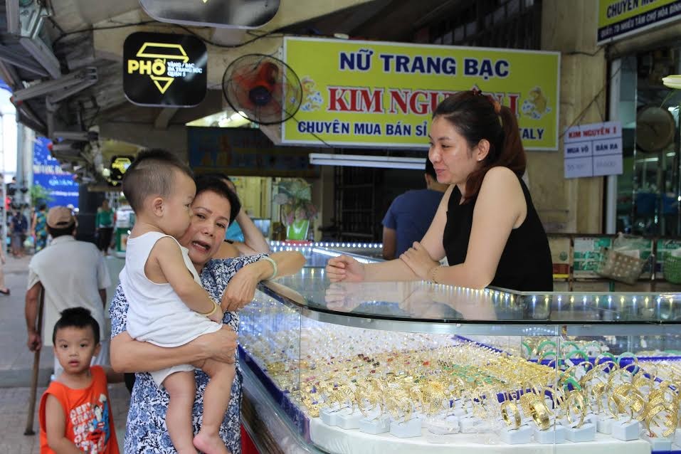 Hình ảnh phố chuyên doanh vàng bạc, đá trang sức tại TP.HCM ngày đầu ra mắt ảnh 7 Hình ảnh phố chuyên doanh vàng bạc, đá trang sức tại TP.HCM ngày đầu ra mắt ảnh 7