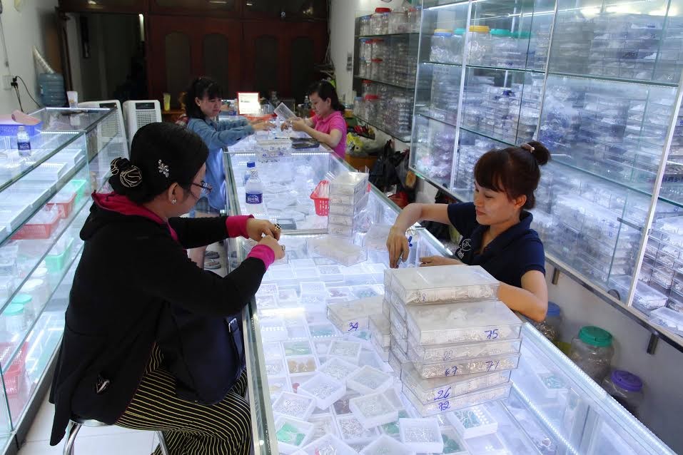 Hình ảnh phố chuyên doanh vàng bạc, đá trang sức tại TP.HCM ngày đầu ra mắt ảnh 8 Hình ảnh phố chuyên doanh vàng bạc, đá trang sức tại TP.HCM ngày đầu ra mắt ảnh 8