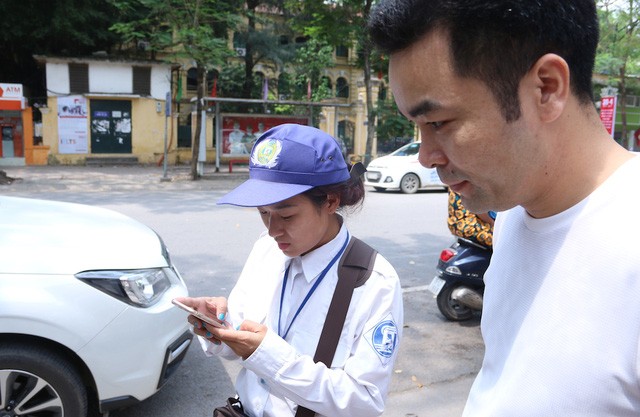 Hà Nội: Người dân lúng túng khi sử dụng công nghệ đỗ xe thông minh ảnh 2