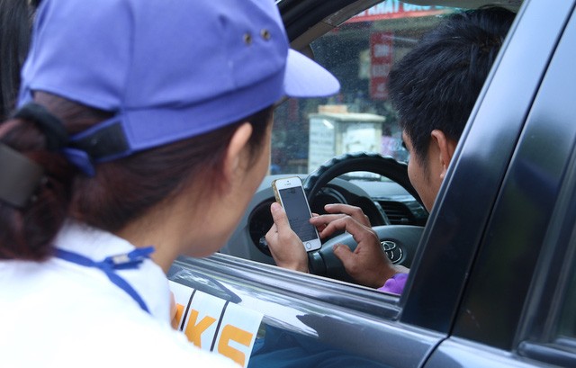 Hà Nội: Người dân lúng túng khi sử dụng công nghệ đỗ xe thông minh ảnh 8