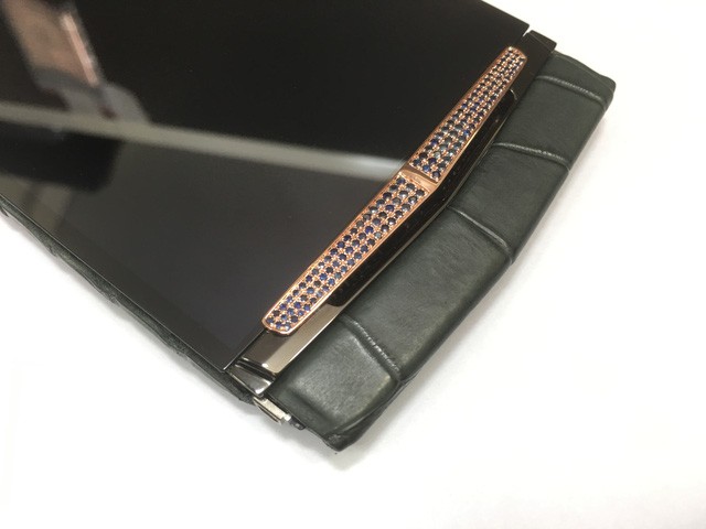 Ngắm mẫu Vertu Signature Touch được chế tác giá 500 triệu đồng ảnh 1