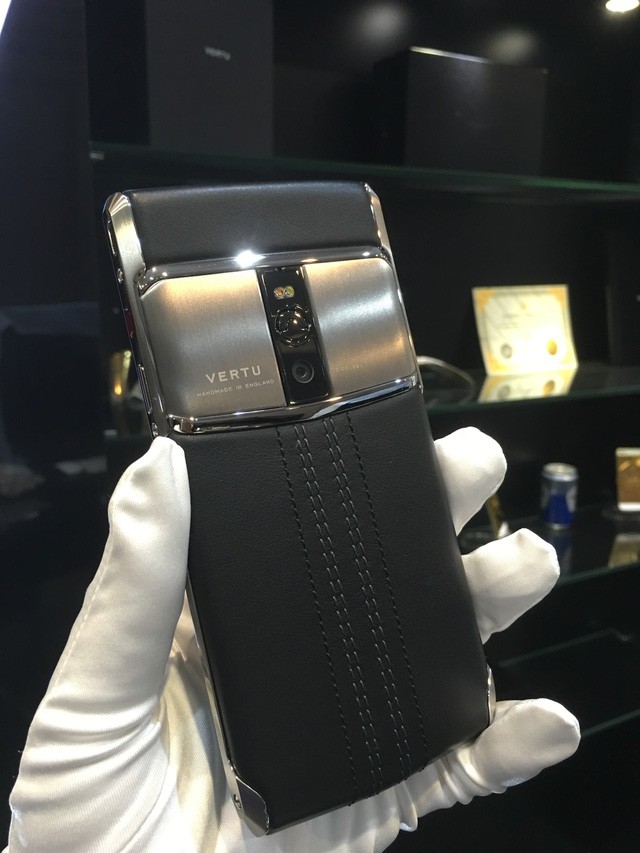 Ngắm mẫu Vertu Signature Touch được chế tác giá 500 triệu đồng ảnh 5