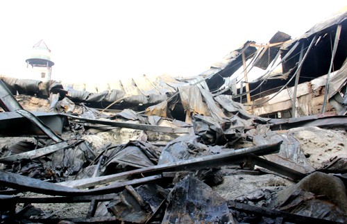 TP.HCM: Sợ cháy khu dân cư, 170 cảnh sát phong tỏa nhà xưởng hỏa hoạn ảnh 1