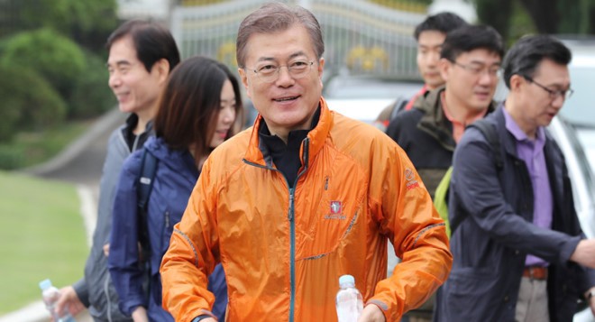 Áo gió của tổng thống thành hiện tượng ở Hàn Quốc ảnh 1