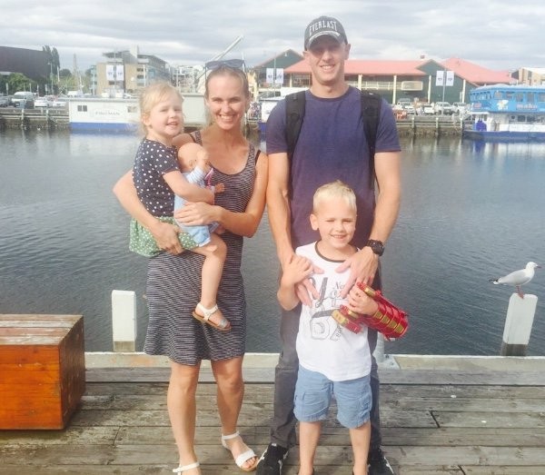 5 năm trước hắt hơi gãy cổ, 5 năm sau lại gãy cổ vì cười ảnh 3