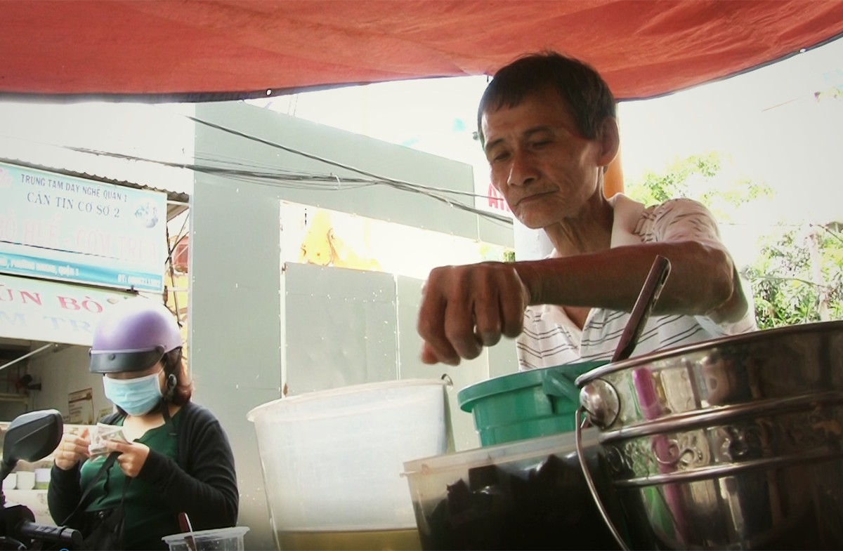 'Dương Quá' U.70 cụt tay bán chè suốt 30 năm khiến người người mê ly ảnh 2