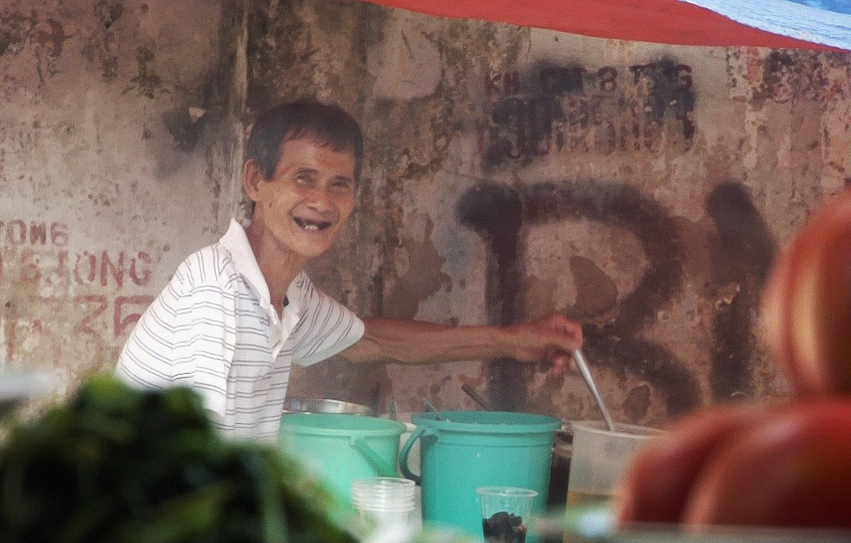 'Dương Quá' U.70 cụt tay bán chè suốt 30 năm khiến người người mê ly ảnh 4