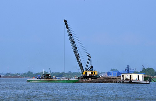 Hàng loạt công trình giao thông miền Tây đình trệ vì ‘đói’ cát ảnh 1