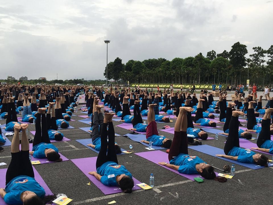 Gần 2.000 người tham gia đồng diễn trong Ngày Quốc tế YOGA tại Việt Nam  ảnh 1