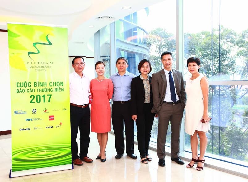 Hinh ảnh ngày đầu tiên chấm giải Báo cáo thường niên năm 2017 ảnh 2 Hinh ảnh ngày đầu tiên chấm giải Báo cáo thường niên năm 2017 ảnh 2