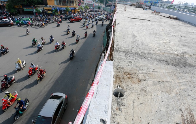 Cầu vượt vào sân bay Tân Sơn Nhất thông thoáng ngày khánh thành ảnh 11