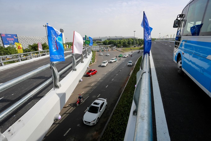 Cầu vượt vào sân bay Tân Sơn Nhất thông thoáng ngày khánh thành ảnh 3