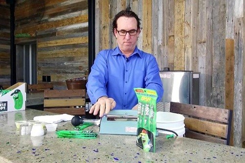 Kiếm bộn tiền nhờ bán nước dưa muối ảnh 1