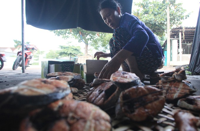 Vùng biển nướng cá thu phục vụ khách làm quà ảnh 5