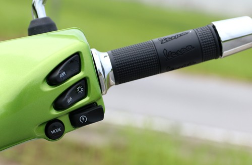 Vespa GTS300 giá 120 triệu - đòn đánh mạnh vào Honda SH ảnh 4