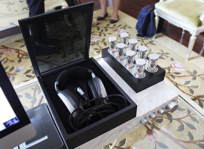 Tai nghe giá 1,7 tỷ đồng tại Việt Nam ảnh 1