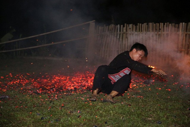 Huyền bí lễ hội nhảy lửa của người Dao đỏ ảnh 12