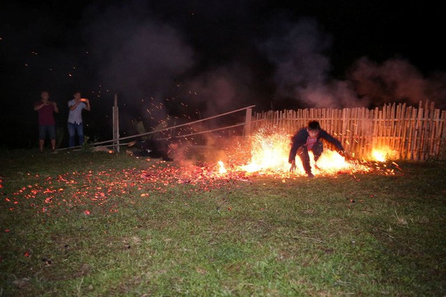 Huyền bí lễ hội nhảy lửa của người Dao đỏ ảnh 8