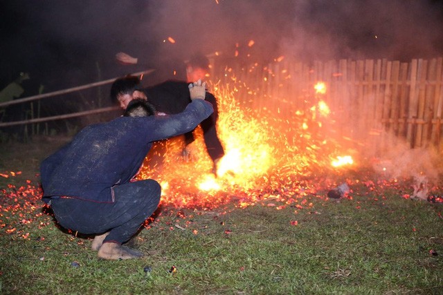 Huyền bí lễ hội nhảy lửa của người Dao đỏ ảnh 9