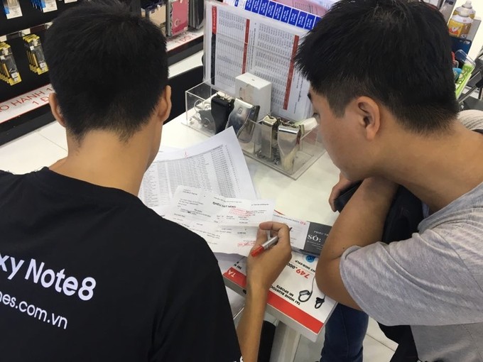 Người mua chờ từ 6h sáng để nhận Galaxy Note8 ảnh 5