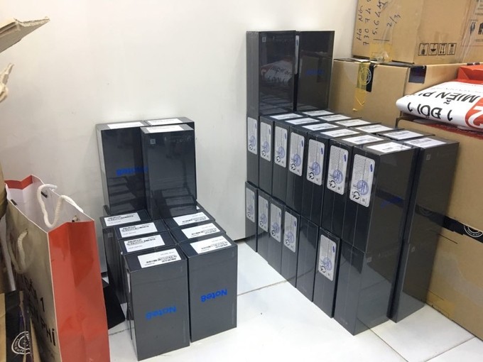 Người mua chờ từ 6h sáng để nhận Galaxy Note8 ảnh 6