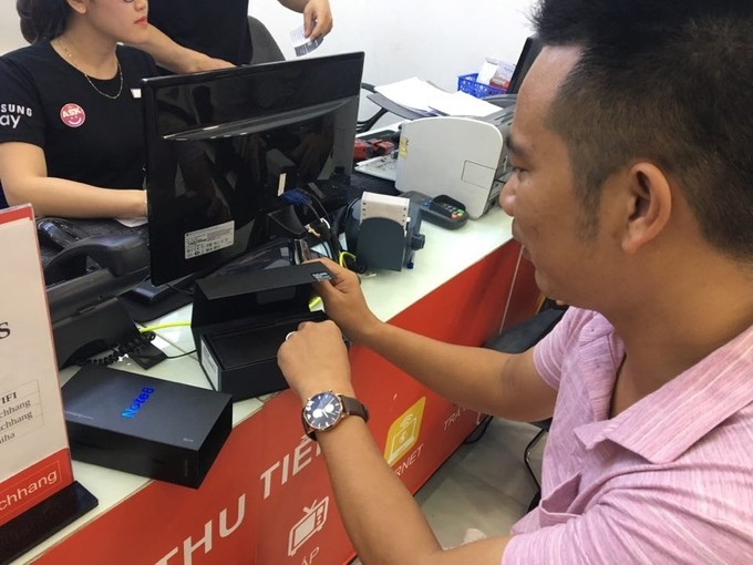 Người mua chờ từ 6h sáng để nhận Galaxy Note8 ảnh 7