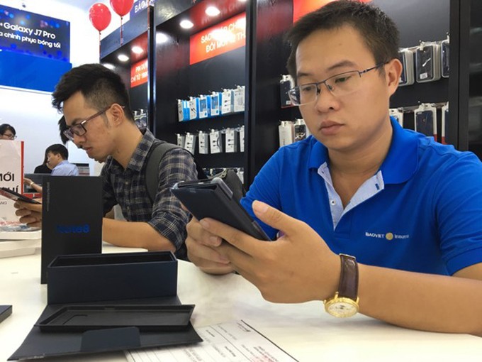 Người mua chờ từ 6h sáng để nhận Galaxy Note8 ảnh 8