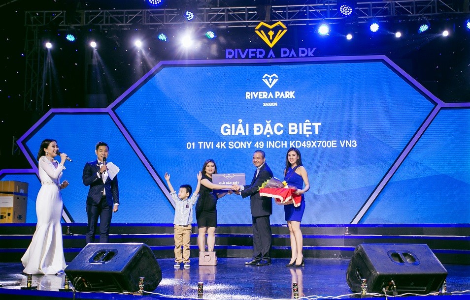 Cặp song sinh Rivera Park: Người bàn giao căn hộ - Kẻ gấp rút hoàn thiện ảnh 1