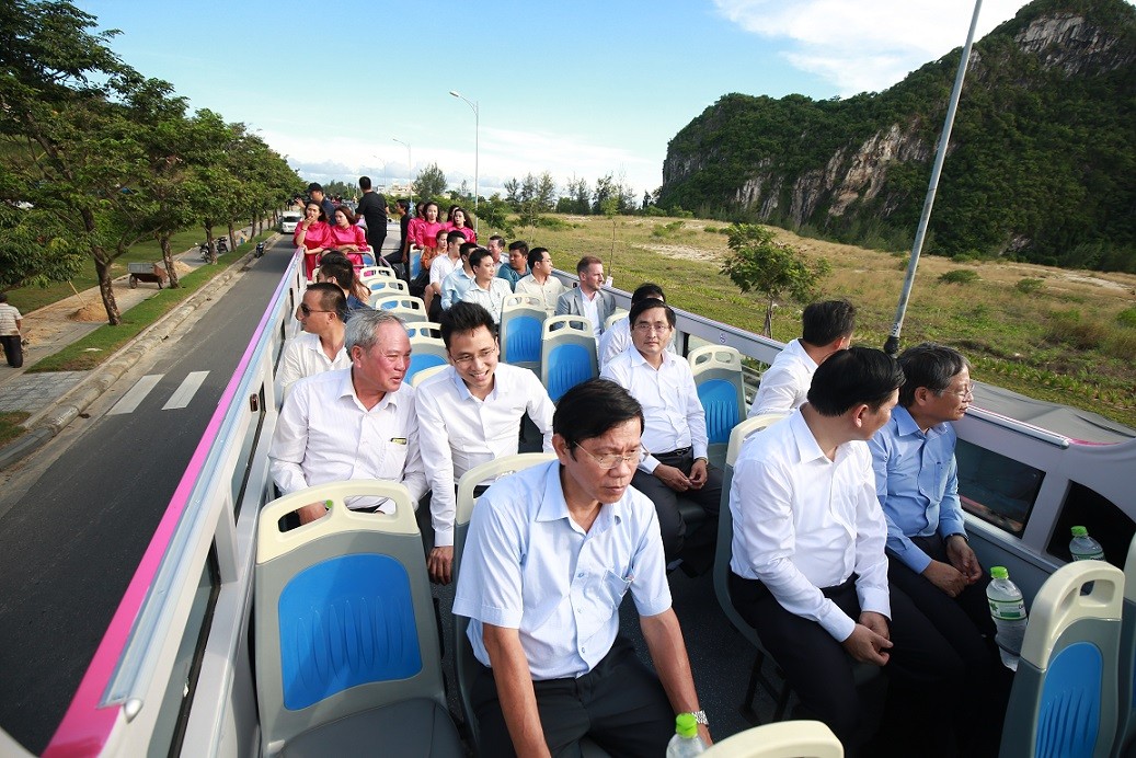 Hành trình khám phá trọn vẹn Đà Nẵng với xe buýt du lịch mui trần Coco Bus Tour ảnh 1