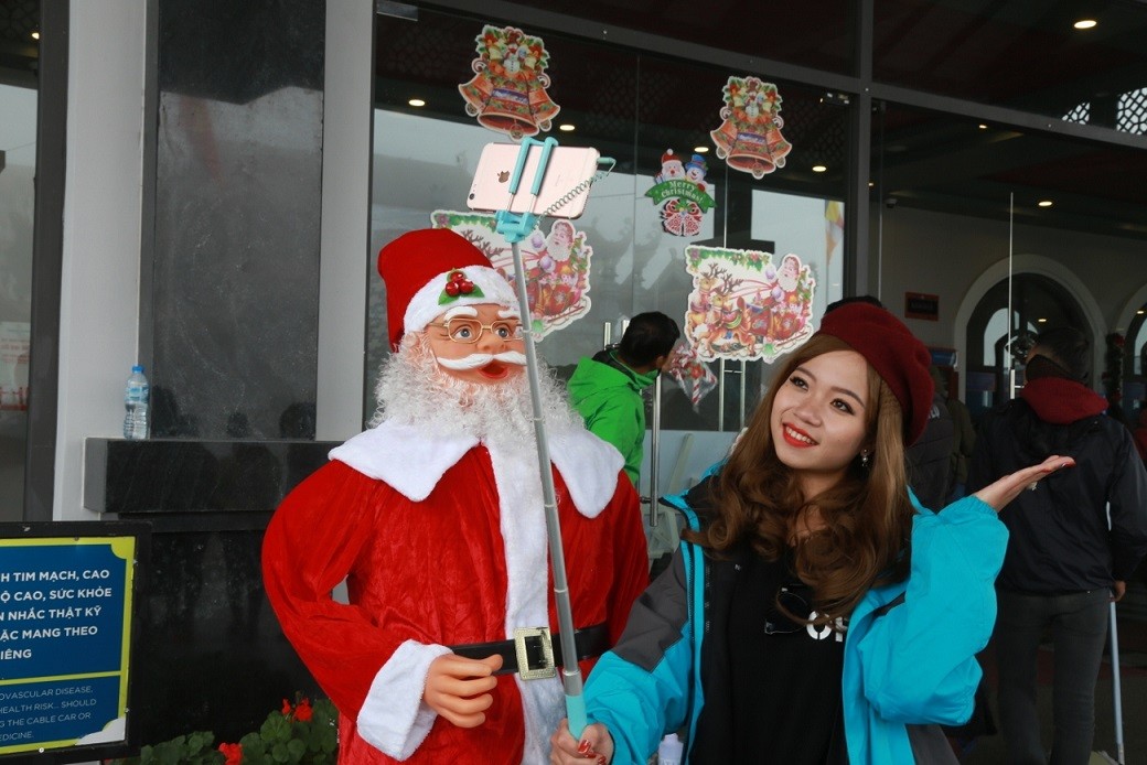 Du khách đổ xô tới “sống ảo” tại Lễ hội mùa Đông ở Fansipan Legend ảnh 5