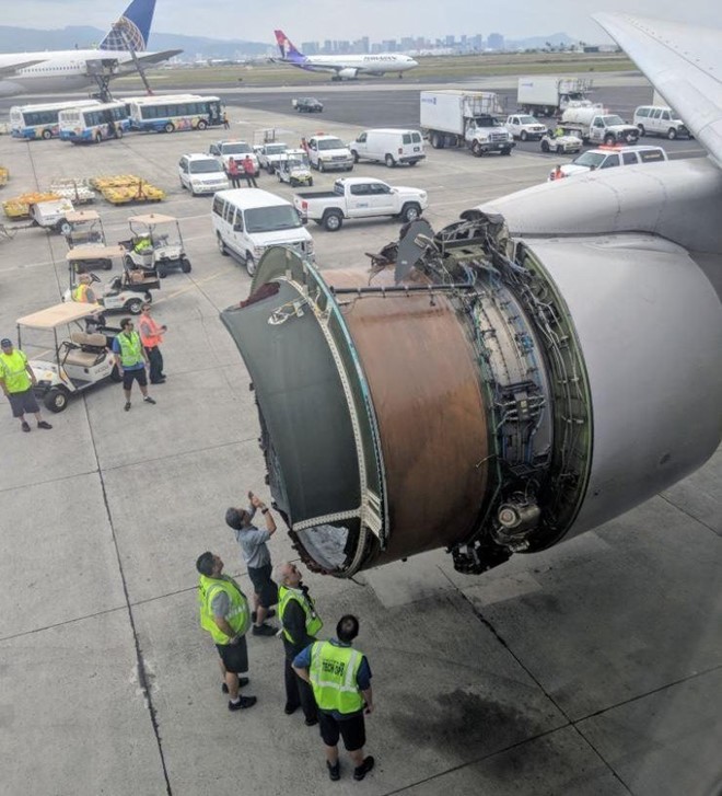 Động cơ vỡ giữa trời, máy bay United Airlines hạ cánh khẩn ảnh 1