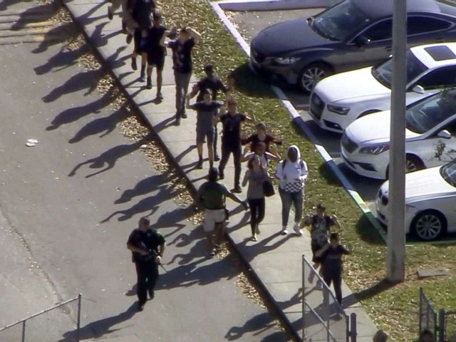 Xả súng ở trường học Mỹ, ít nhất 17 người chết ảnh 1