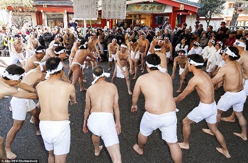 Độc đáo phong tục tắm nước đá đầu năm lấy may của người Nhật ảnh 1