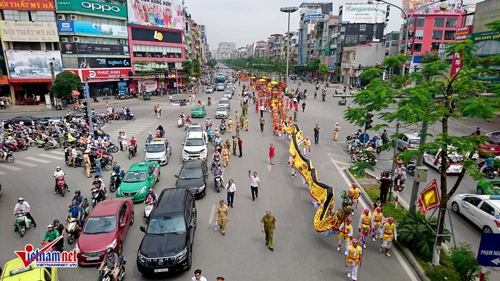 Hà Nội: Dân làng cổ trẩy hội trên con đường 'đắt nhất hành tinh' ảnh 8