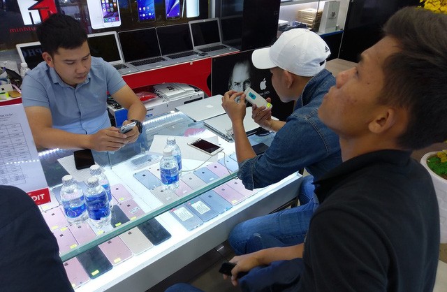 Thua độ World Cup, người đi bán điện thoại, cầm đồ tăng đột biến ảnh 1