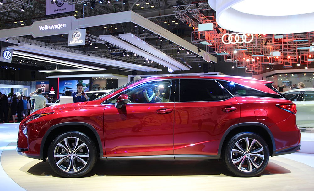 Lexus RX bản 7 chỗ giá 4,1 tỷ lần đầu ra mắt khách Việt ảnh 2