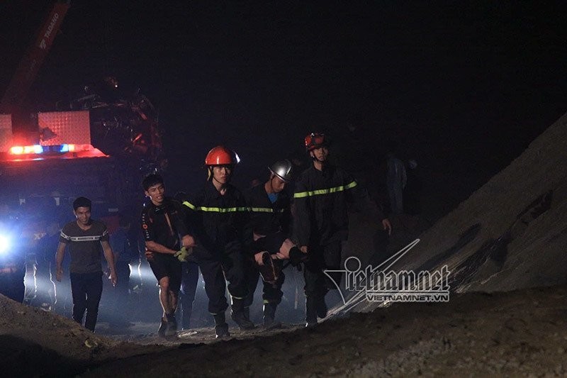 Xe Mercedes rơi từ cầu Chương Dương: Nạn nhân vẫn ôm vô lăng ảnh 2