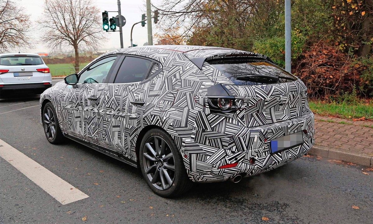 Mazda3 mới thiết kế lại nội thất ảnh 1